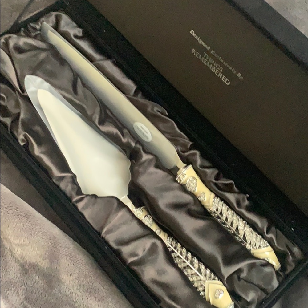 Things remember cake knife and serving set